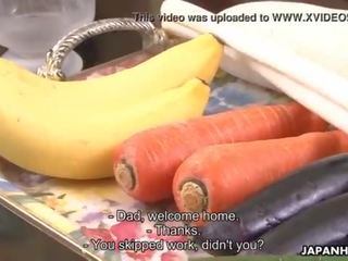 Sayuri tiene un desagradable tiempo con algunos vegetables