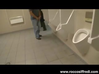 Publique toilettes baise avec gros seins déesse