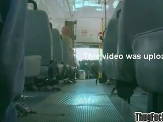 Matón folla un afeitada blanca culo en un autobús