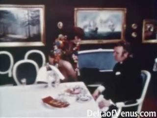 Vintáž špinavé film 1960s - chlpaté middle-aged bruneta - stôl pre tri